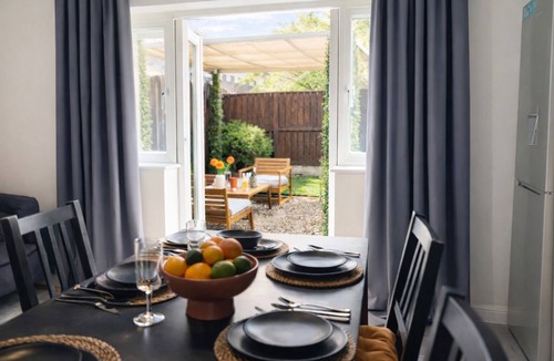 Chapeltown House | 5 bedroom home in Leeds sleeps 11 high speed WIFI parking close to city centre