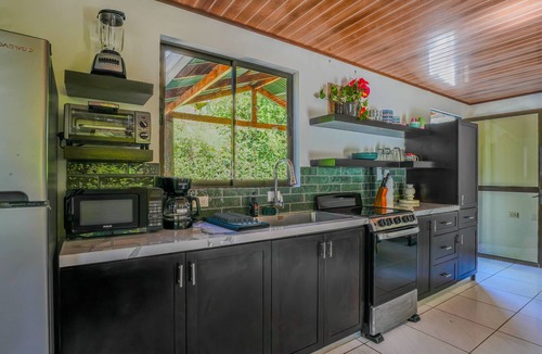 Parrita House | 5 min drive to beach-paved roads-6 bedroom-sleep 12-fast WiFi-pool