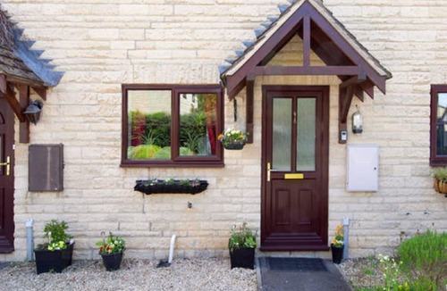 South Leigh House | 6 berth/2 bed property in village location, enclosed garden. Fibre Broadband
