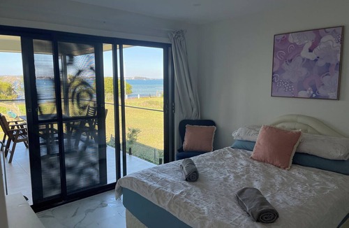 Pindimar House | ABSOLUTE BEACHFRONT - Pindimar Modern retreat private sandy beach，ducted aircon