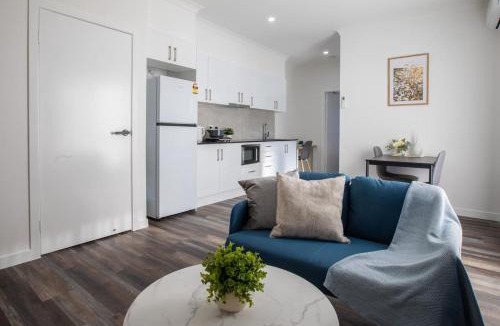Oxley House | Affordable Private 1BR Parking Aircon Near Train