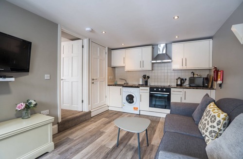 Torquay City Centre Cottage | Apartment 32 Trinity Mews - sleeps 3 guests in 1 bedroom
