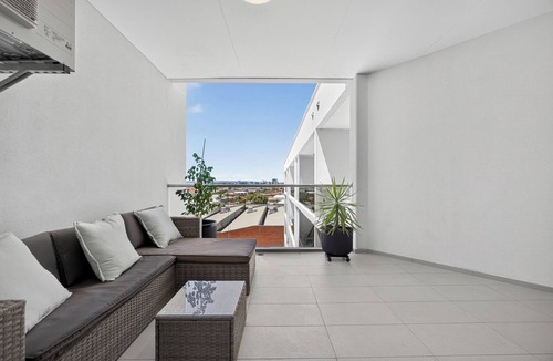 Perth Apartment | Apartment with Balcony & Parking Perth