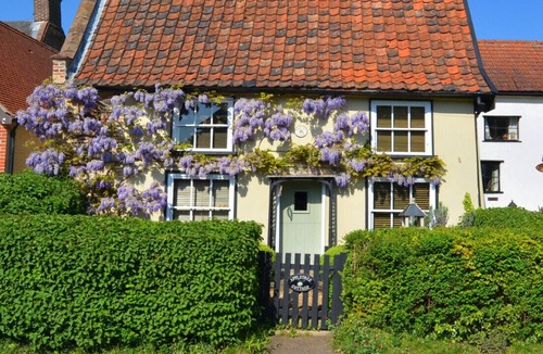 Saxlingham Nethergate House | Apple Tree Cottage - Two Bedroom House, Sleeps 4