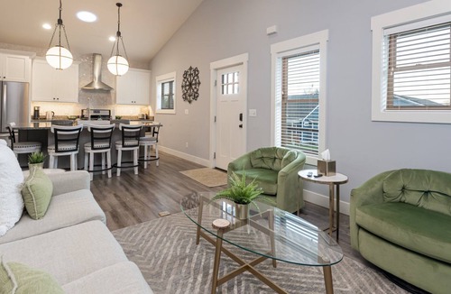 Fairview House | Asheville Getaway | Hot Tub | 2BR/2BA | 15 Min to Biltmore & Downtown Asheville