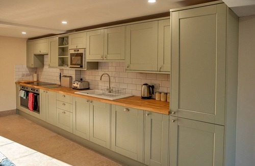 Little Rissington Cottage | Barn in Cotswolds with Hot Tub & Scenic Trails