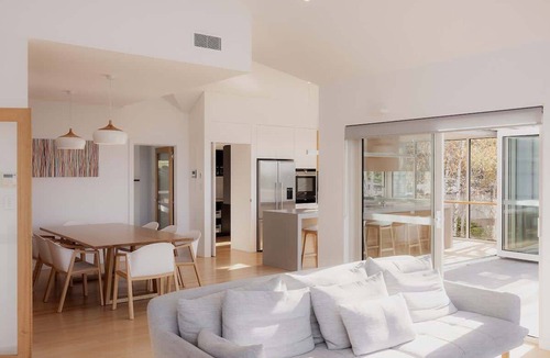 Roches Beach House | Beachfront Estate with Tennis Court and Pool