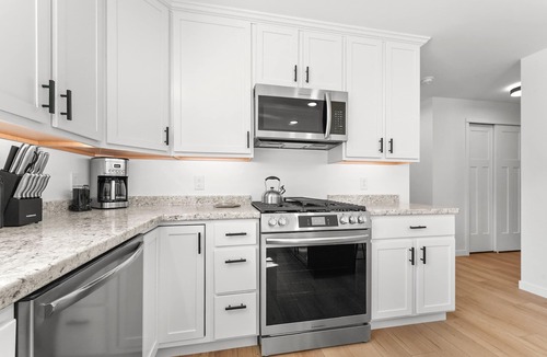 Maple City House | Bears Den- Hot Tub and AC. Short walk to Glen Lake. 35min to Crystal Mountain