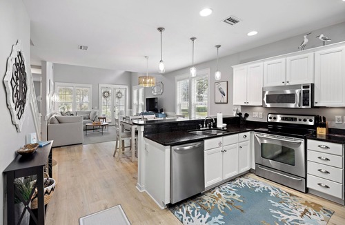 Laurel Grove House | Beautiful - 6 pax Golf Cart w optional 4 pax, Pool, HotTub, Gym, Pet Friendly