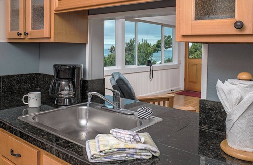 Nelscott House | Big beachfront deck, hot tub , picnic table & comfy patio chairs for families