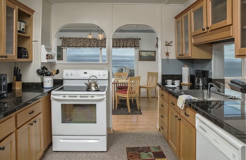 Nelscott House | Big beachfront deck, hot tub , picnic table & comfy patio chairs for families