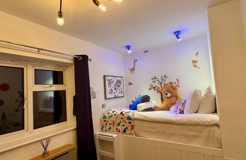 Stonehouse Apartment | Big groups 20+, XL HotTub, Cinema, Arcade, Games
