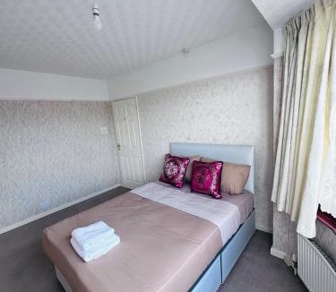 Bramcote House | Bright Double Room Opposite Wollaton Hall & Deer Park , Free Parking
