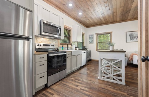 Jasper Cabin | Buffalo Mist Cabin: Hot tub, Fire pit, Sleeps 6, 3 king beds, 13 private acres