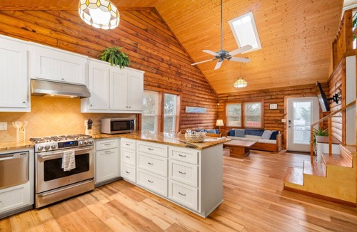 Emerald Isle Cabin | Cabin by the Sea|1-Min Beach·Projector Room·Log Cabin EI