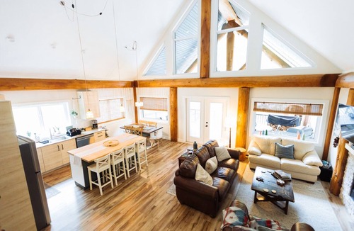 Sunshine Valley Cabin | Cedar Peaks Log Cabin with Sauna & Mountain Views