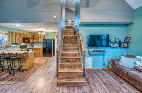 Compton Cabin | Cell Service + Scenic Hiking from Your Cabin Door + Near Hemmed in Hollow Trail