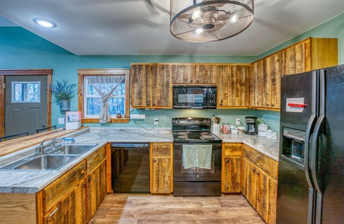 Compton Cabin | Cell Service + Scenic Hiking from Your Cabin Door + Near Hemmed in Hollow Trail
