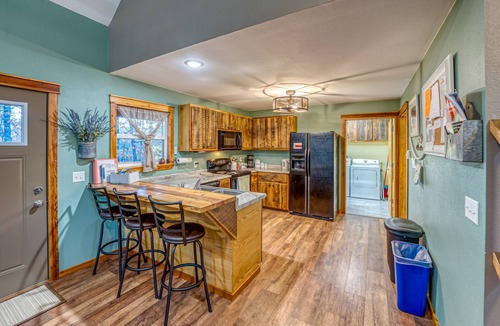 Compton Cabin | Cell Service + Scenic Hiking from Your Cabin Door + Near Hemmed in Hollow Trail