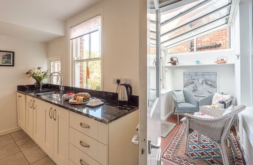 West Cliff House | Central 5 bed/3 bath for 8 (+ cot) free parking - spacious, stylish, comfortable