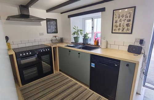 Roche House | Character cottage in centre of Cornwall with sun trap garden