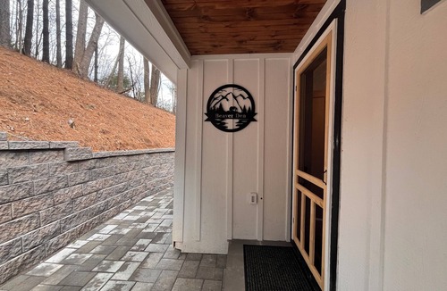 West Jefferson House | Charming 2-bedroom house in downtown West Jefferson! Amazing location!