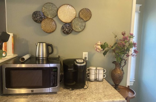 Springfield House | Charming 2-bedroom house in fabulous Springfield with AC, WiFi