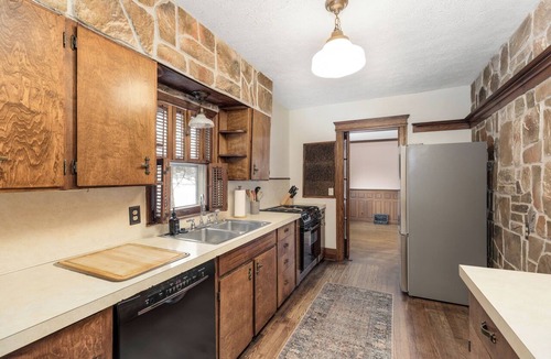 Drayton Plains House | Charming Farmhouse Retreat; 3BR Sleeps 6; Near Pine Knob Theatre