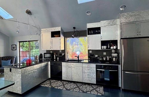Southeast Eugene House | Chic house in Eugene U of Oregon/Autzen/Hayward Field - Tix avail UCLA/NW/UW