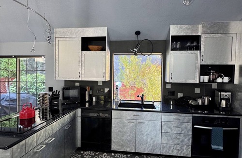 Southeast Eugene House | Chic house in Eugene U of Oregon/Autzen/Hayward Field - Tix avail UCLA/NW/UW