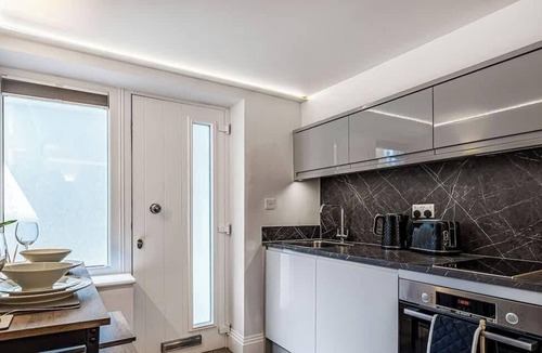 Windsor City Centre Apartment | Chic Studio Steps from Windsor Castle