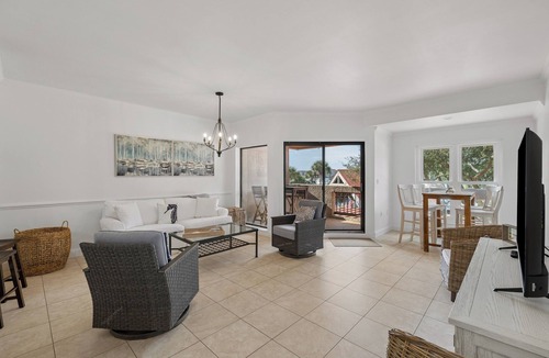 Shelter Cove Condo | Close to Beach Couple's Retreat