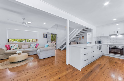 Cannonvale House | Coastal Cottage - Pets Welcome, Boat Parking, Walk to Beach & Shops