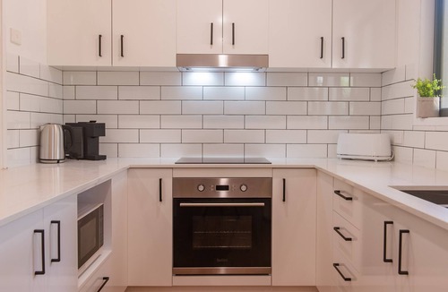 Cannonvale House | Coastal Cottage - Pets Welcome, Boat Parking, Walk to Beach & Shops