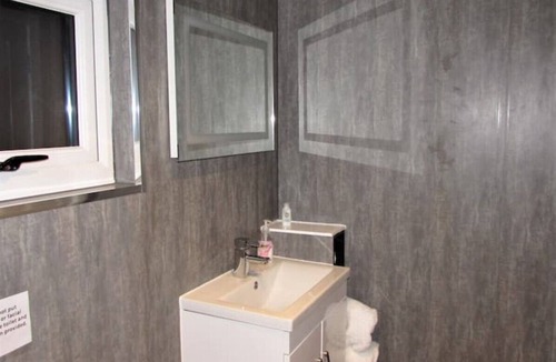 Blanefield Cabin | Cosy Studio with Hot Tub in Village Location