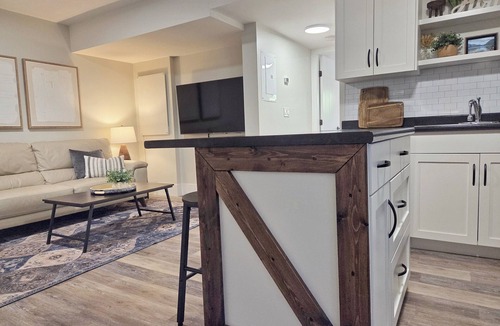 Eastern Hillsides House | Countryside Haven - King & Queen Bed
