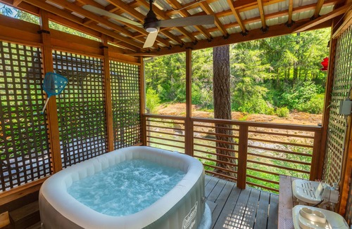 Glide Cabin | Couples Retreat! Every Season-Luxury, River Front, Hot tub and outdoor Shower