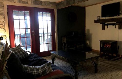 Harrison House | Cozy Cabin Rental near Ozark National Forest for a Relaxing Weekend Getaway in Arkansas