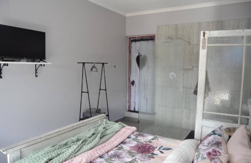 Kraaifontein House | Cozy Rustic Cottage!