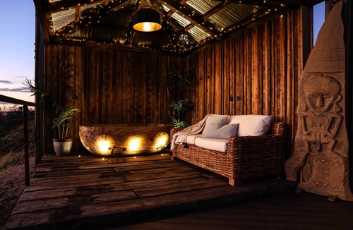Hepburn Cottage | Crazy 20 million year old petrified stone bath from the volcanoes of Indonesia