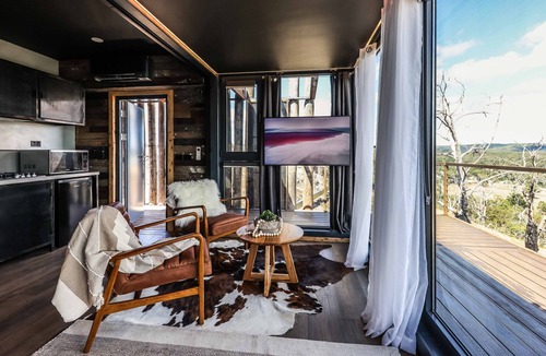 Hepburn Cottage | Crazy 20 million year old petrified stone bath from the volcanoes of Indonesia