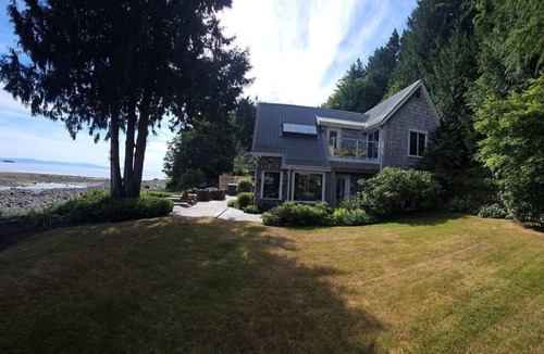 Regional District of Nanaimo Cottage | Deep Bay Ocean Front Cottage - Private Getaway with Hot Tub