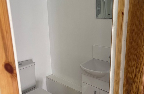 South Brent Cabin | Delightful Self Contained Garden Cabin Near Totnes/Dartington. 1 Bed Sleeps 2