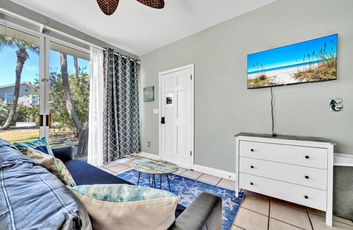 Crystal Beach Cottage | Destin Crystal Beachside Escape~Steps to Beach & Pool~Prime location