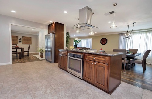 Hermosa Village House | Disneyland walking distance 5 bedrooms and 3 bath in Anaheim, Ca.