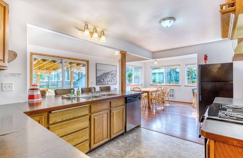 Coos Bay House | Dog-Friendly Home with Wood-Burning Fireplace and Ocean Views - Near the beach