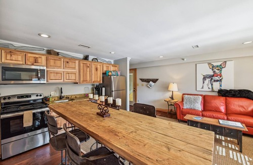Blowing Rock Cottage | Downtown Blowing Rock Getaway - STEPS to Shop & Dining - Cozy Fireplace "BEAR"