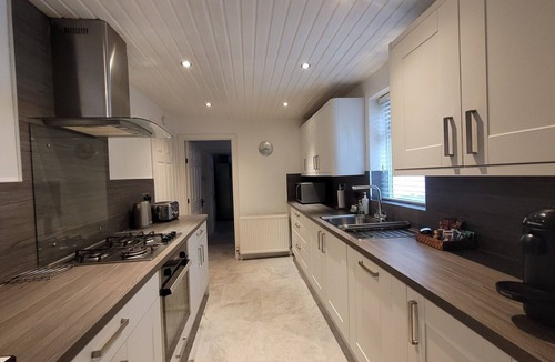Kilcreggan Cottage | Dubh Loch Cottage on the banks of Loch Lomond. Large garden. EV charging point