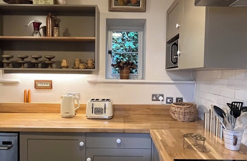 East Horrington Cottage | Easel Cottage near Wells: an art-filled hideaway adjacent to Andelli Art gallery