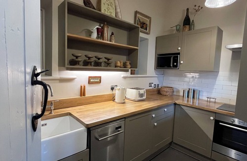 East Horrington Cottage | Easel Cottage near Wells: an art-filled hideaway adjacent to Andelli Art gallery